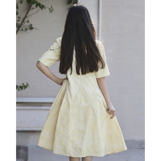 صورة فستان بناتي بنقوش وأكمام فراشة مرصعة باللؤلؤ | لون اصفر ولحمي - kj2103